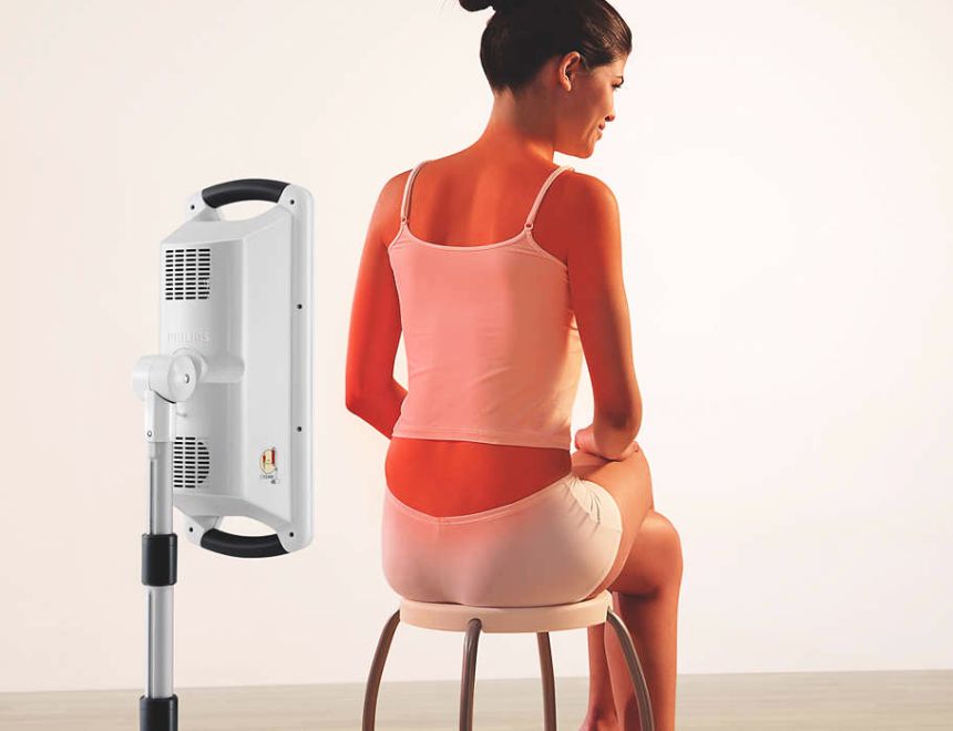 La lampada ad infrarossi PHILIPS InfraCare HD3643 in azione: grazie allo schermo irradiante di ben 60 cm potete curare ampie zone del corpo in un’unica seduta
